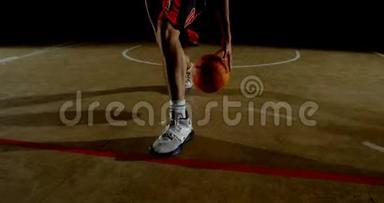 篮球运动员在球场打篮球